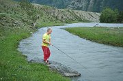 Na břehu řeky ještě zůstaneme s naším dvorním rybářem Kubou. Ten si totiž na Altaj vezl speciální cestovní prut, aby vylepšoval náš jídelníček čerstvým rybím masem.
