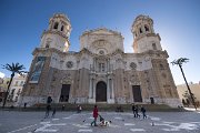Katedrála Santa Cruz v Cádizu je dvoubarevná. Spodní část je mramorová, vršek je z levnějšího vápence, neb při stavbě došly peníze.
