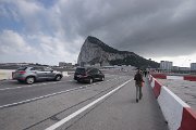 Ranvej mezinárodního letiště odděluje španělské město La Línea de la Concepción od města Gibraltar. Takže počkat až přeletí letadlo, na semaforu blikne zelená a vzhůru do Spojeného království Velké Británie!