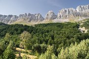 STAGE 9: V kempu Zuriza opouštíme autonomní společenství Navarra a přicházíme do Aragónu. Zde teprve začínají "opravdové hory": vápencové štíty masivu Sierra de Alana mohou svou krásou a divokostí soupeřit s italskými Dolomity.