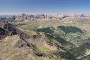 Na jihu se více jak 1500 výškových metrů nad údolím zdvíhá pohoří Sierra de la Partacua, to městečko dole je "náš" Sallent de Gállego.