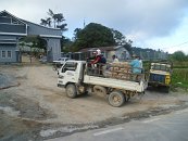 Bohužel nejeli až k továrně na výrobu čaje, což byl jeden z našich check-pointů, za kterým začínala být cesta teprve lemována čajovými plantážemi. Takže jsme zbylých pár kiláčků do kopce museli dojít pěšky. Však co, bylo ještě ráno, sil jsme měli dost.