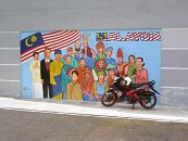 Mají tu i školu. Tento obraz je namalován na zdi vedle vstupní brány.