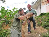 Toto je jedna z nich. Stařešina rodu nás přišel zkontrolovat, co že to dělají bílé tváře na jeho území. Stačila jedna cigaretka a všechno je v cajku.