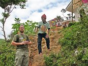 Holt vždy je dobré mít nějakou tu Stařenku při sobě:) Ve vesnici jsme se rozhodli to pro dnešek otočit, byli jsme silně tlačeni časem a čekala nás dlouhá a nejistá cesta zpět, která by se v případě, že bysme nic nestopli, mohla pěkně protáhnout...