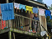 Domorodé bydlení - dřevěná chatrč s plechovou střechou.