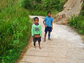 Kluci zrovna hráli fotbal a na to je určitě lepší mít aspoň jednu botu:)