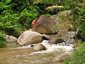 Jsme opět v Kampung Panggen. Není nad to mít takovýhle fantastický potok za domem:)