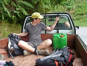 Za továrnou už aspoň jednou za čas projede nějaké to auto, takže se po čase vezeme klasicky na korbě:)