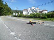 Je před námi další den. I takhle marně občas vypadalo naše ranní pokoušení o stop aneb když nic nejede, nedá se logicky nic stopnout:)