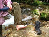 Občas je tu nutné potok přeskákat na druhý břeh. A občas se to nepovede tak jak by mělo:)