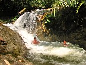Kousek za brodem už byl cíl naší cesty, opravdu úžasné vodopádky a s tím spojené koupání.