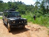 Po cestě zpět ještě navštívili &#34;domorodou&#34; vesnici. Sice byla mnohem méně &#34;domorodá&#34; a pravověrná než ty, které jsme navštívili sami v minulých dnech, ale tak už to na těchto komerčních vyjížďkách holt bývá..