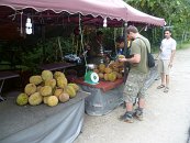 Kluci ještě stačili nakoupit durian, legendární a asi nejsmradlavější ovoce na světě.