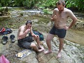 Myslím, že Robinův výraz hovoří za vše. Po chvilce letí král všeho ovoce nekompromisně do řeky:)