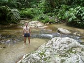 Robinova paranoia z neznámé vody, ve které může být spousta parazitů, vetřelců a jiného nebezpečí je známá. Tentokrát se překonal a do vody šel, po kotníky:)