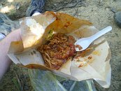 Konečně jsme tam, kde jsme chtěli být. Pojídáme zásoby, které jsme si koupili u pouliční prodavačky ve městě. Nevypadá to vábně a chutná to všelijak, ale lepší jak kručení v břuchu to je:)