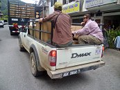 Ale zase jsme oceňovali řidiče, že byli schopní zastavit třem zmoženým duším, přestože v autě neměli místo skoro ani pro jednoho:))