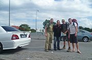 Naštěstí nám zastavil tenhle borec, který nám vysvětlil, že stopovat tady je opravdu blbost, že na Penang vede v podstatě jen dálnice a že na té se stopovat nedá a že uděláme mnohem líp, když tam dojedeme busem. Dali jsme na jeho rady a udělali jsme myslím moc dobře. Dokonce si hodně zajel a hodil nás až k autobusovému nádraží. Díky ti!