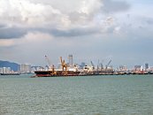 Přejíždíme přes moře po 14 km dlouhém mostě na druhý břeh - na Penang island. Na fotce je vidět hlavní město tohoto ostrova - Georgetown.