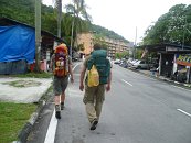 Ještě nakoupit zásoby v místních stroze zásobených obchůdcích a jde se.