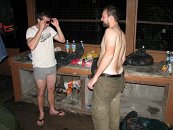 Cesta byla poměrně dramatická a to především kvůli naprosto mylnému místnímu značení, kdy deklarovaných 300 m byly tak 2 km a naopak kilometr pak byl jen 100 m a podobně. Takže s naším chabým plánkem, který jsme vyfasovali na recepci nic moc. Navíc to bylo ve finále docela daleko, šli jsme s plnou bagáží, zatměli jsme a po cestě nám začalo pršet. Nicméně nakonec jsme do cíle došli, postavili jsme stan a za tmy a v dešti se šli uklidnit do Indického oceánu:)