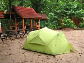 V noci jsme zažili, co znamená pravá tropická bouře. Fakt hukot. Naštěstí na nás nespadla žádná větev.