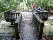 Či takováto zajímavá stavba přes potok. Možná pozůstatek z britských koloniálních dob.