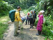 Potkali jsme ženy z nedaleké osady. Vyzbrojené mačetami vypadaly docela drsně a domluvit se s nima samozřejmě nedalo:) Ale byly v pohodě, spíš z nás měly srandu, co že tam vlastně šaškujem.