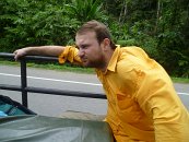 Tohle je poslední fotka za sucha. Chvíli na to se velmi prudce ochladilo a začalo lít jak z konve. Stěrače nestačily stírat a kluci na korbě nestačili zírat. Já jsem to vychytal, protože jsem zrovna jel v kabině, kde bylo jedno místo volné. Kluci jeli v lijáku a pěkné kose asi 30 km horskýma serpentinama...