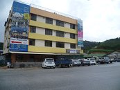 Chlapík nás vyhodil ve vesnici Kampung Raja. Mezitím naštěstí přestalo pršet. Kluci byli lehce demoralizovaní, tak jsme se šli aspoň najíst do této krásné restaurace:)