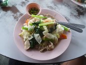 Růžové plastové talířky nevzbuzovaly příliš důvěru, ale byla to místní klasika, tak jsme neodmlouvali. Jídlo nebylo zlé.