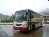 A to už je náš krásný Kurnia Bistari. Prastarý autobus, který nás za deštivého počasí odváží z Tanah Raty...