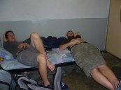 Náš pokojík v hostelu připomínal vezeňskou kobku, ale na přespání stačil. Akorát to všudypřítomné vedro jsme těžce snášeli...