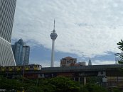 Druhý den jsme se rozhodli podívat ke světoznámému mrakodrapu Petronas Tower (ten v pozadí). Fenek si dokonce koupil ne zrovna levný lístek, že se podívá nahoru. Když jsme však stáli na recepci v mrakodrapu, paní mu suše oznámila, že má lístek do jiného mrakodrapu, na televizní věž KL Tower (ten vepředu:)).