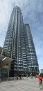 Stát před 452 metrů vysokým monstrem je skutečně velký zážitek. I když monstrum je dosti hanlivé slovo a musím říct, že Petronas Tower má do šerednosti hodně daleko...V podstatě je to dosti elegantní budova z oceli, skla a betonu. Na průřezu má připomínat islámský symbol Rub el Hizb, což jsou dva čtverce položené přes sebe, přičemž jeden je pootočen o 45°.