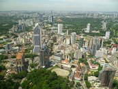 A taky že jo. Sedíme s Robinem pod věží a odháníme dotírající opice, zatímco si Fenek užívá skvostného výhledu na Kuala Lumpur.