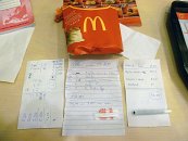 Na letišti jsme v podvečer a letadlo letí další den v poledne a tak velmi pečlivě počítáme, jak utratit posledních pár peněz tak, aby jsme se najedli a zároveň nezůstal ani jediný ringit ladem. Výběr podniku je jasný - mekáč, protože je otevřený non-stop a mají tu wifinu. Přemýšlíme, kombinujeme, pojídáme, utrácíme, kouříme, přehodnocujeme a zase utrácíme a tak pořád dokola. Zajímalo by mě, jestli Fenkovi nakonec zbylo na tu vodu :DD