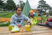 Vaříme zaslouženou večeři. Fenek se staral o pitný režim všech zúčastněných:) : fenek, hohe wand, lezení, miguel, rakousko