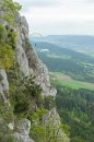 Vedle nás se leze, a taky lítá. Občas paragáni lížou skálu tak těsně, že si skoro můžem dát placáka.. : fenek, hohe wand, lezení, miguel, rakousko