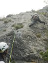 No ten sedmičkový úsek (traverzující spára, nohy na kluzáka), jsem nějak přebrousil a vydal se do předposlední šestkové délky. Teď už samozřejmě nelezeme cestu Smoky Joki, ale pokračujeme volně cestou Sonnenuhr pfeiler (7). Vápno krásně drží, lezení je tady fakt skvělé!