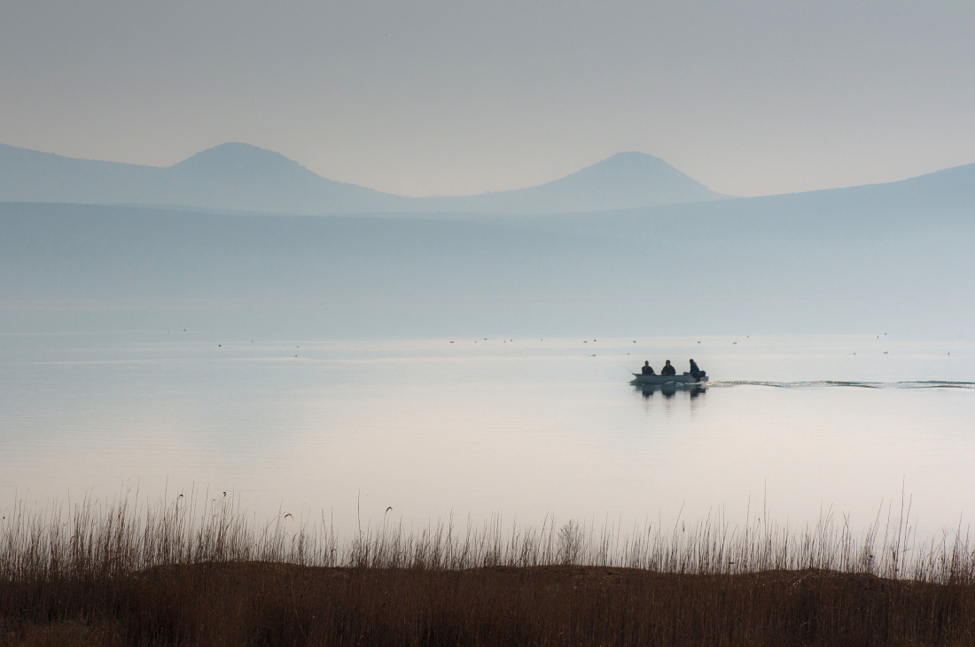 Vransko jezero je rozlohou 30 km² největším jezerem Chorvatska a 4. největší vodní plochou na Balkáně. Od moře je odděleno úzkým, 13km dlouhým pruhem pevniny. Vzniklo zaplavením krasového polje podzemními vodami, bylo tudíž sladkovodní. V 19. století byl mezi jezerem a mořem vykopán umělý kanál, aby snížil hladinu jezera a vytvořil tak novou zemědělskou půdu. Tímto propojením se stala voda jezera lehce slanou, brakickou. Jezero je proslulé množstvím mořských i sladkovodních ryb.